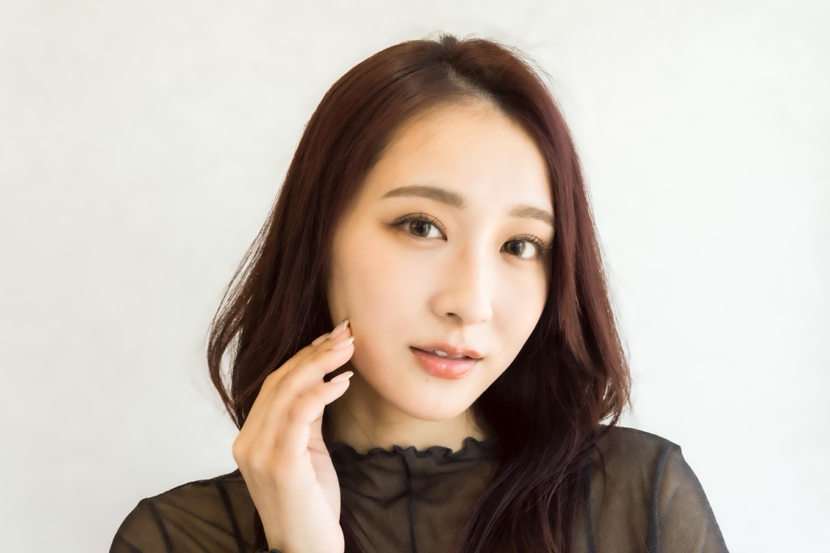 アイブロウとまつ毛を仕上げたモデルさん