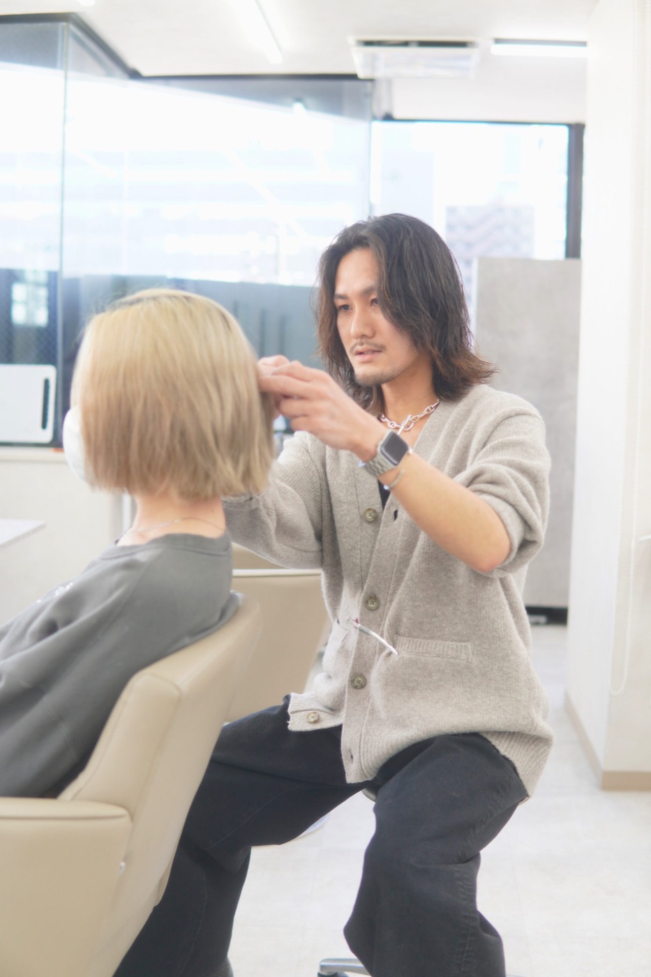 カットをする堤さん
